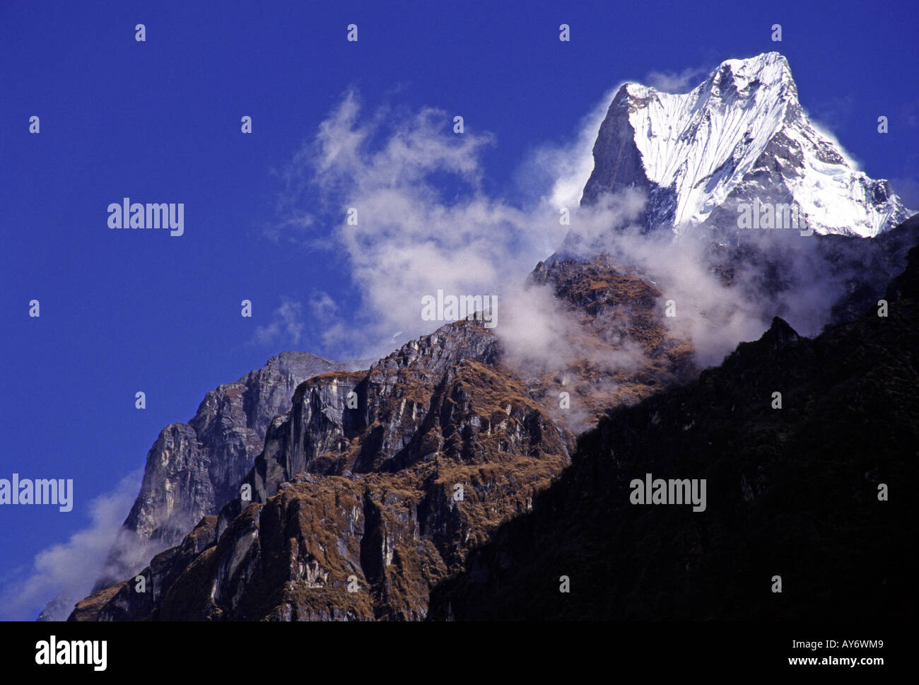 Machhapuchhare vu pendant l'approche vers le Sanctuaire de l'Annapurna au Népal Banque D'Images