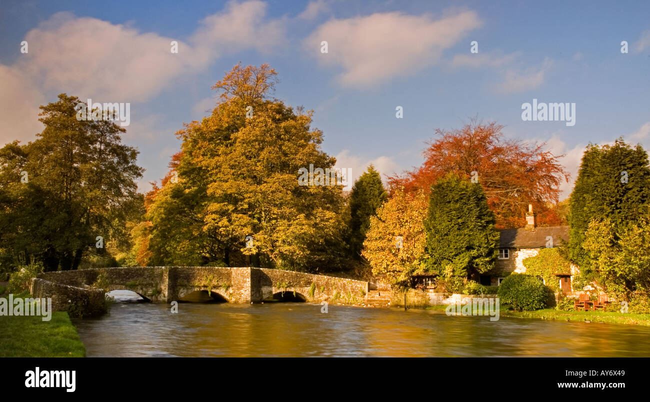 Passerelle en automne à Ashford dans le Derbyshire UK Banque D'Images