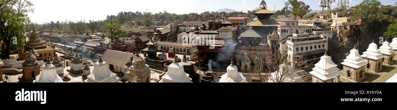 Le Népal Katmandou Pashupatinath Temple avec vue panoramique sur la crémation ghat Banque D'Images