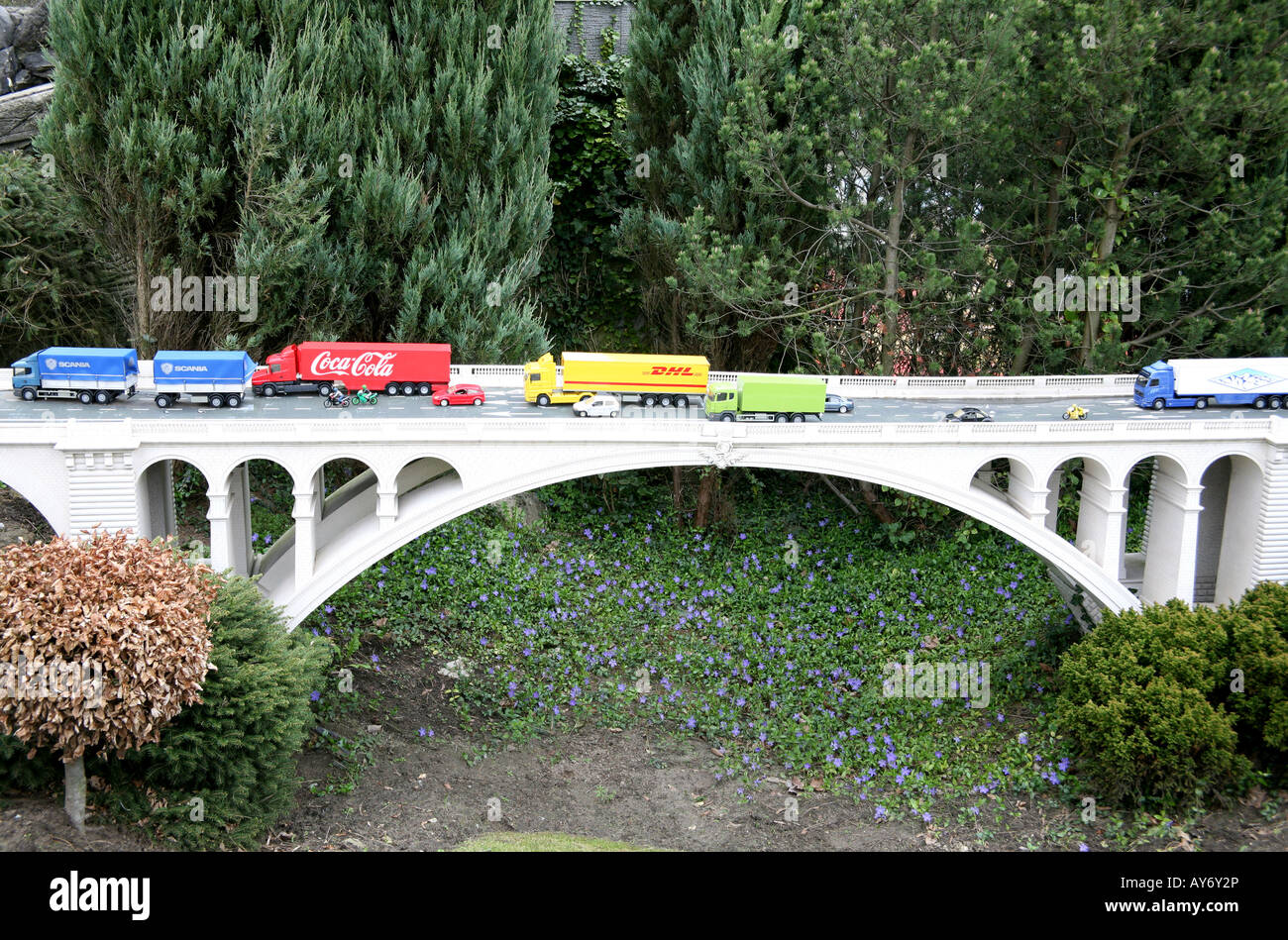 Pont routier miniature et de trafic dans village modèle, Belgique Banque D'Images
