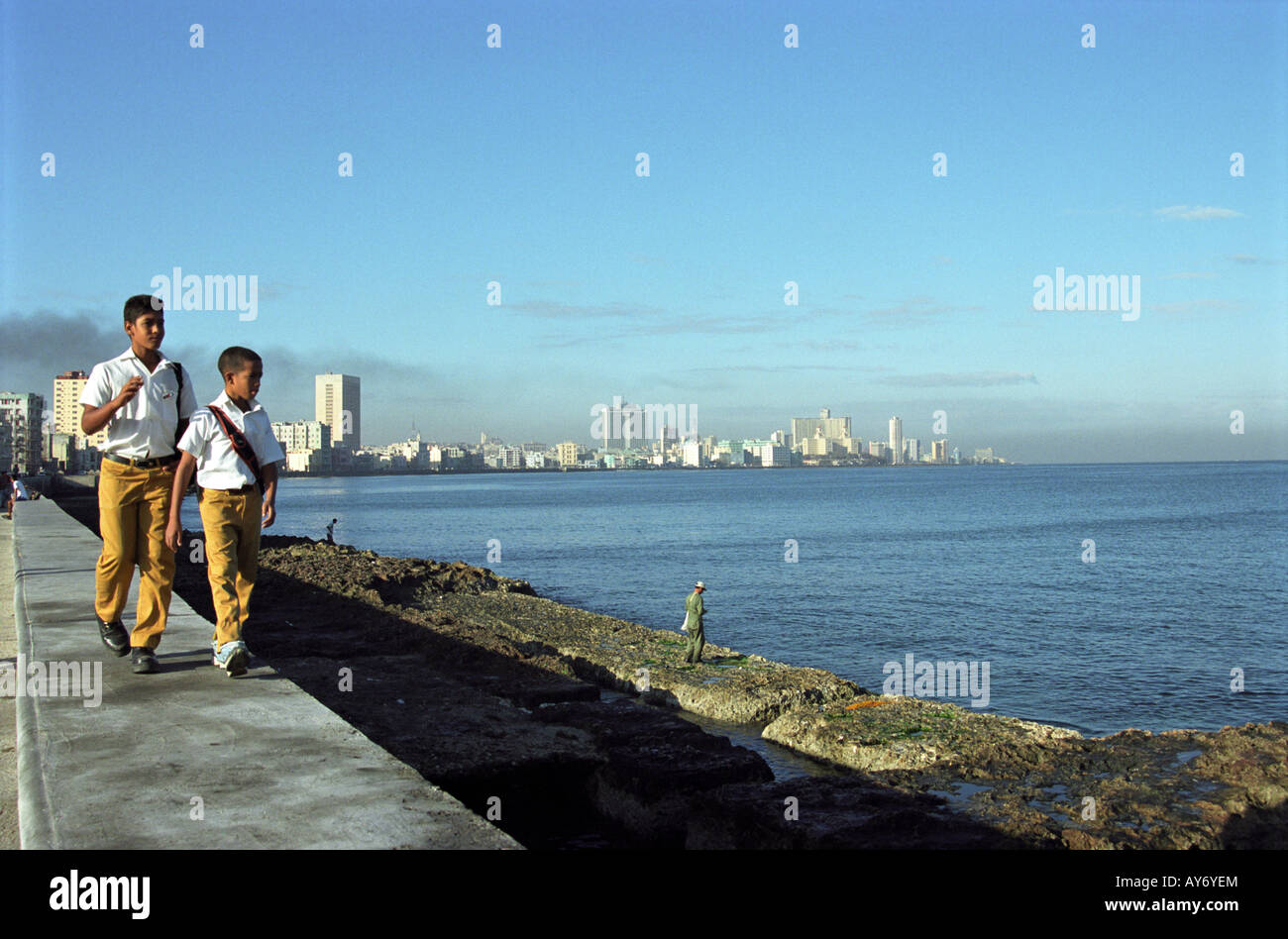Les garçons de l'école sur le brise-lames le port de La Havane Banque D'Images