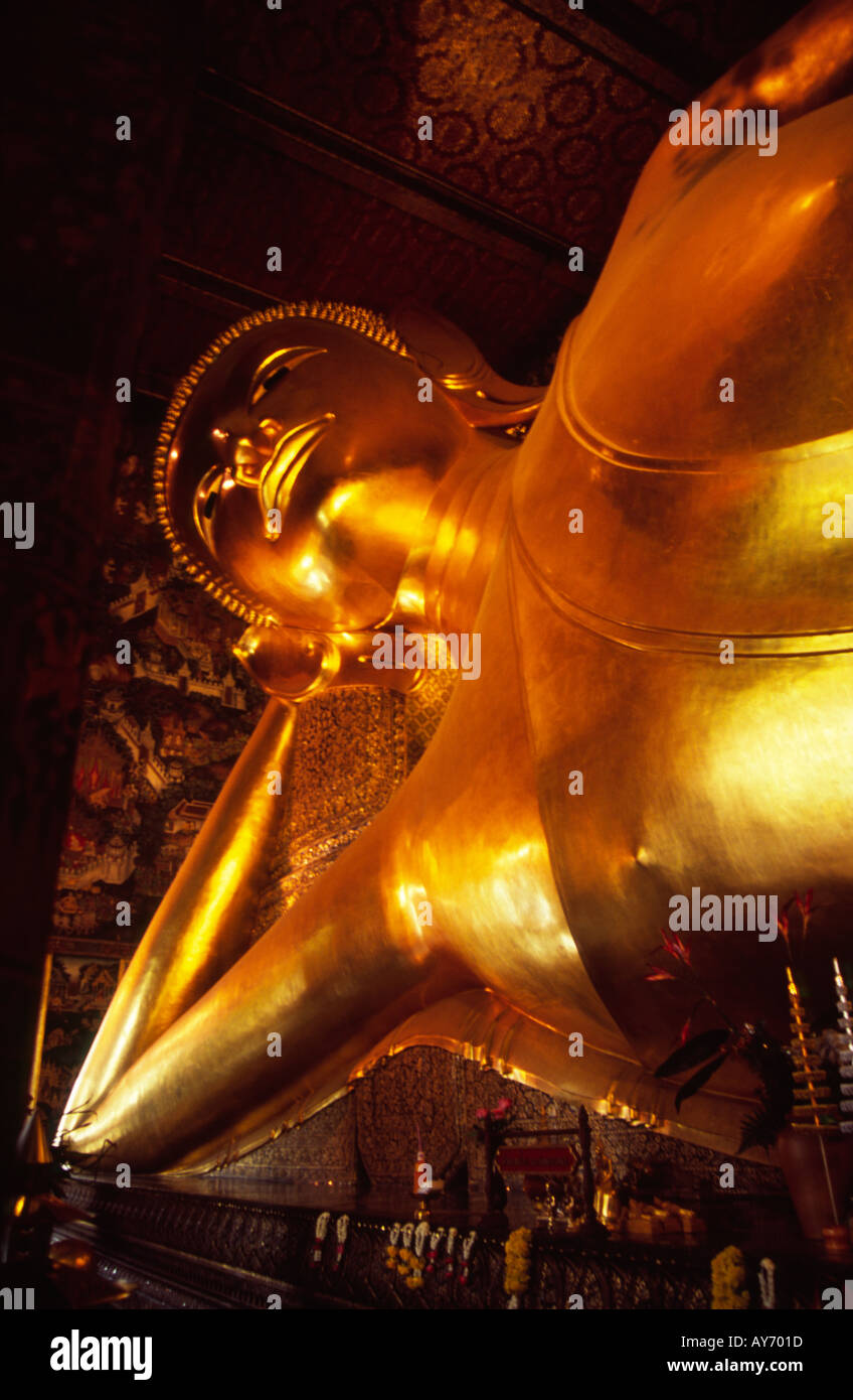 Plus grand Bouddha couché de Wat Pho à Bangkok Banque D'Images