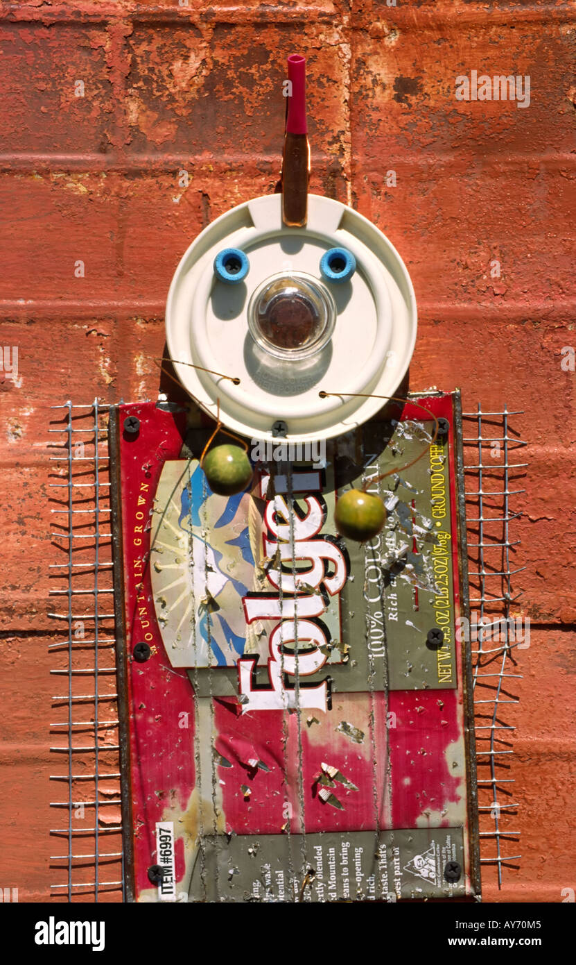 Résumé dada artistique critters ramper le mur d'une galerie d'art, à la célébration de Cinco de Mayo à Carrizozo, Nouveau Mexique. Banque D'Images