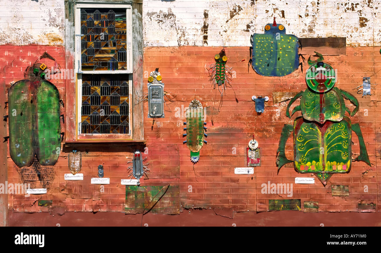 Étain artistique dada critters ramper le mur d'une galerie d'art, à la célébration de Cinco de Mayo à Carrizozo, Nouveau Mexique. Banque D'Images