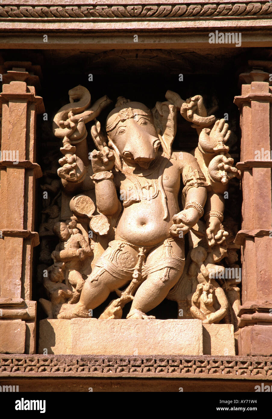 Sculpture de Ganesh sur un temple dans l'état de Madhya Pradesh en Inde Banque D'Images Sculpture de Ganesh sur un temple dans l'état de Madhya Pradesh en Inde Banque D'Images