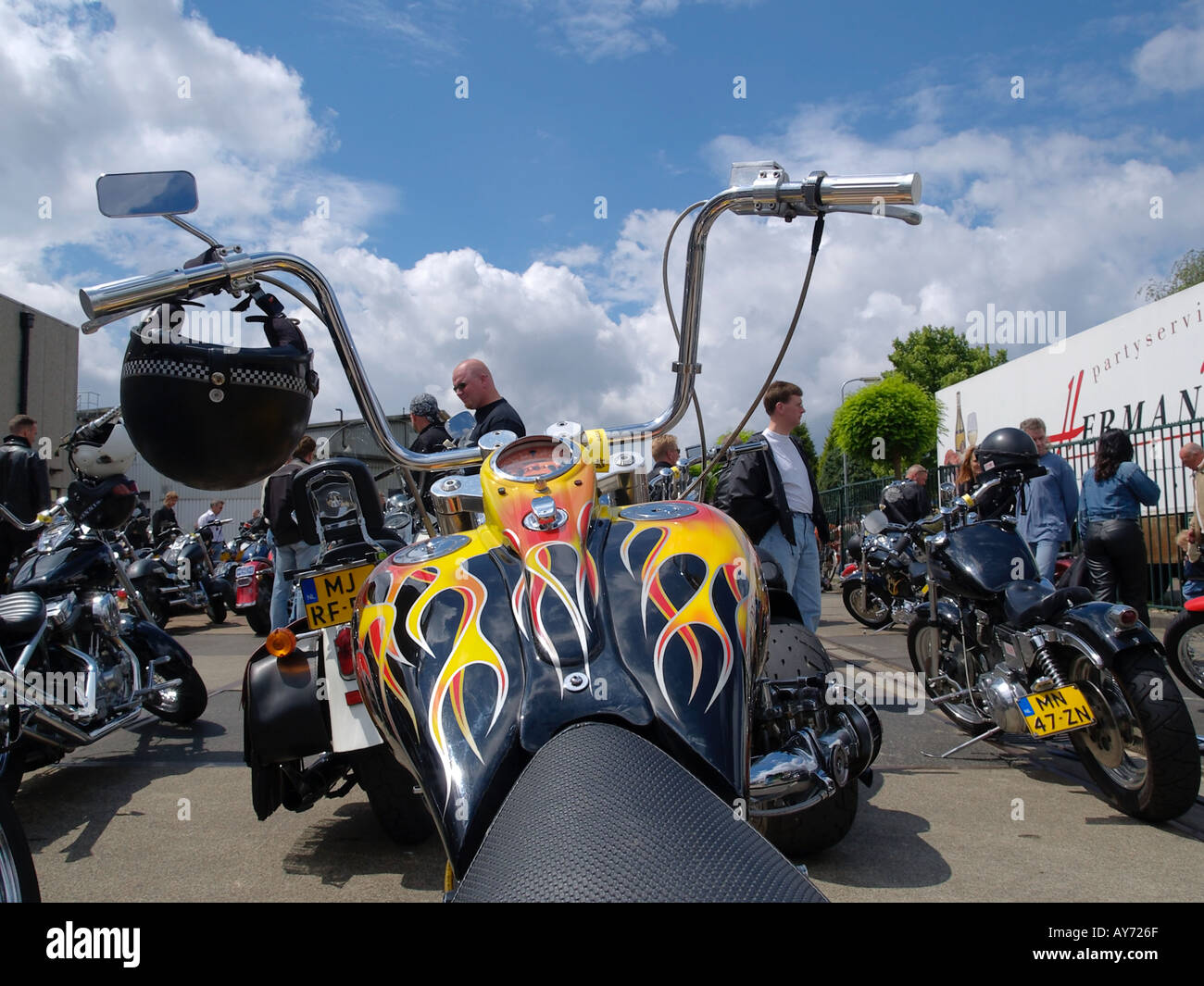 Moto Harley Davidson construit sur mesure avec un travail de peinture et d'un guidon apehanger super high photographié lors d'un événement Banque D'Images