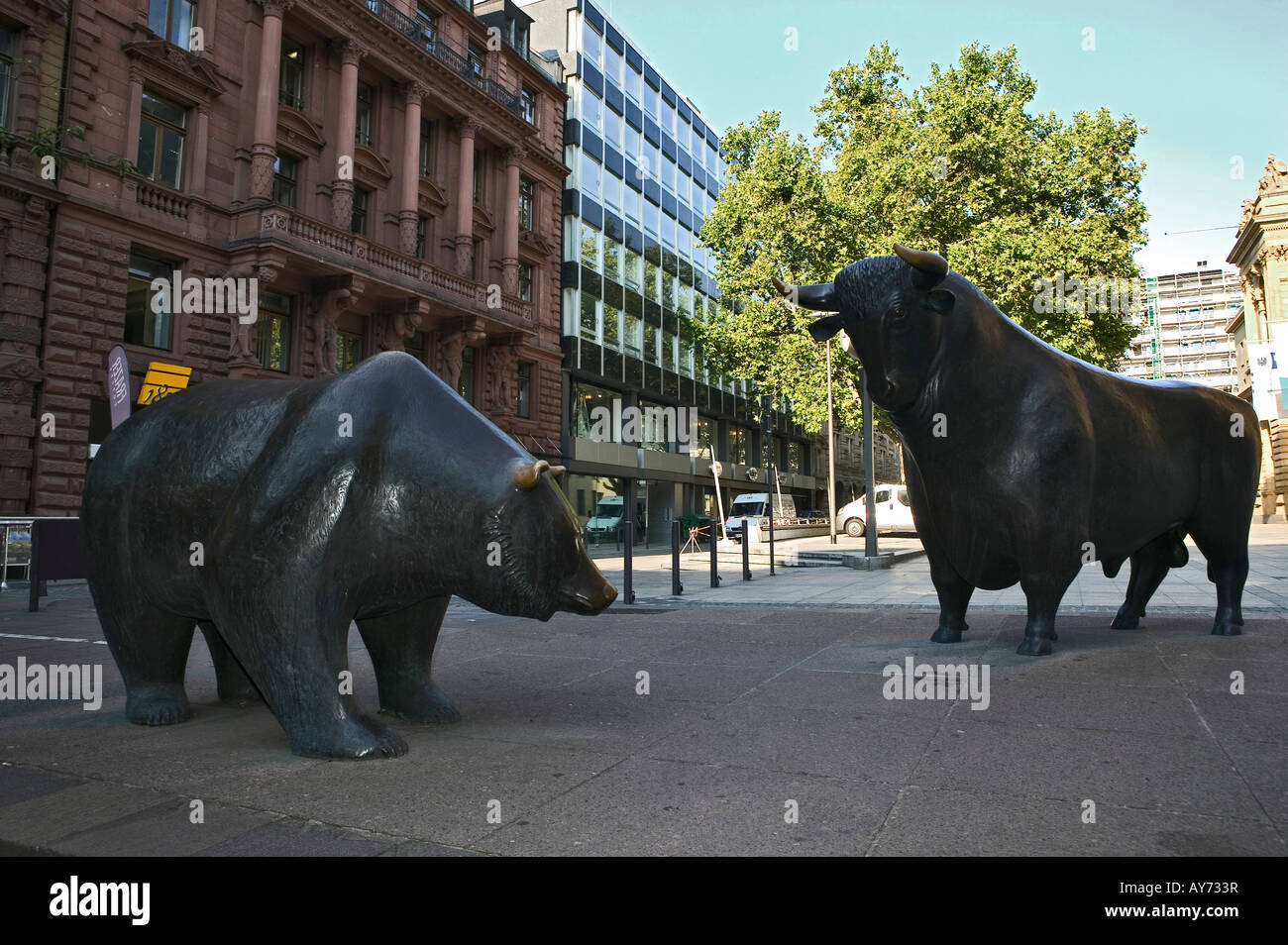 Stock Exchange Frankfurt Hessen Allemagne Europe bull lutte contre l'ours symbole de la statue de financement d'activités de plein air en métal carré noir Banque D'Images