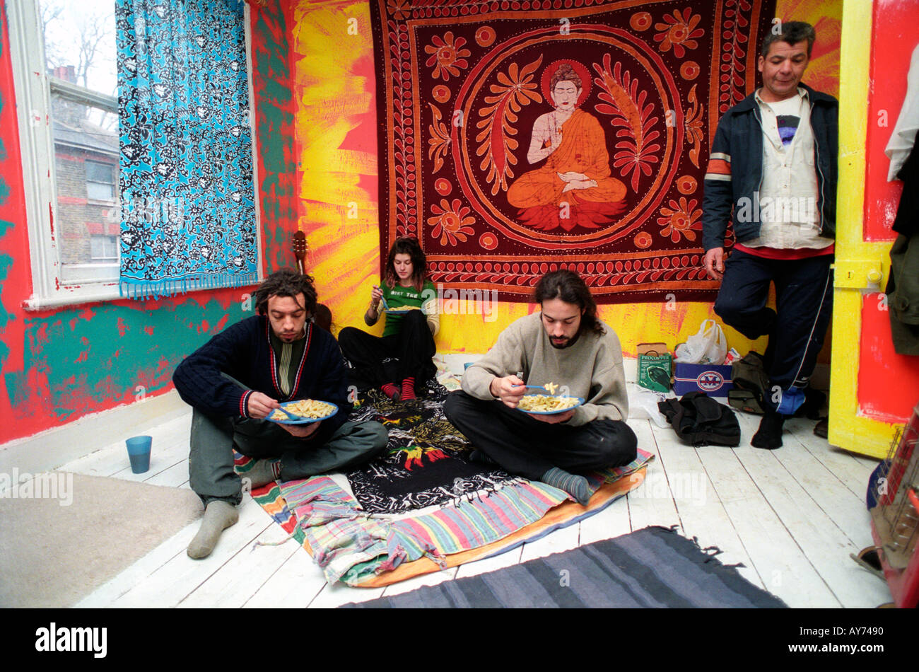 Les squatters ayant un repas dans le sud de Londres, squat. Banque D'Images