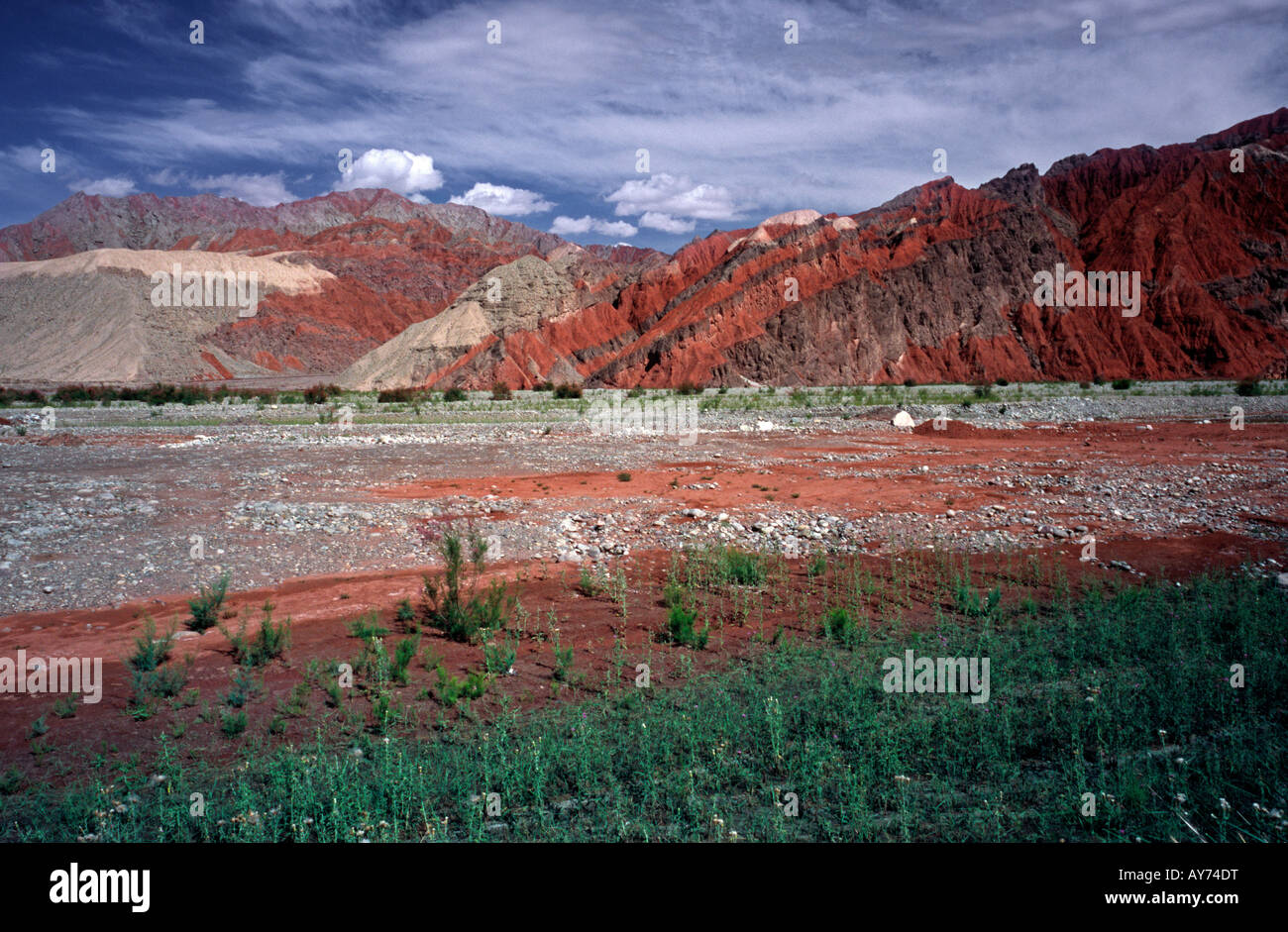 3 juillet 2006 - Red Rocks le long de la Karakorum Highway sur la façon de Khunjerab dans l'ouest de la Chine, la province du Xinjiang. Banque D'Images