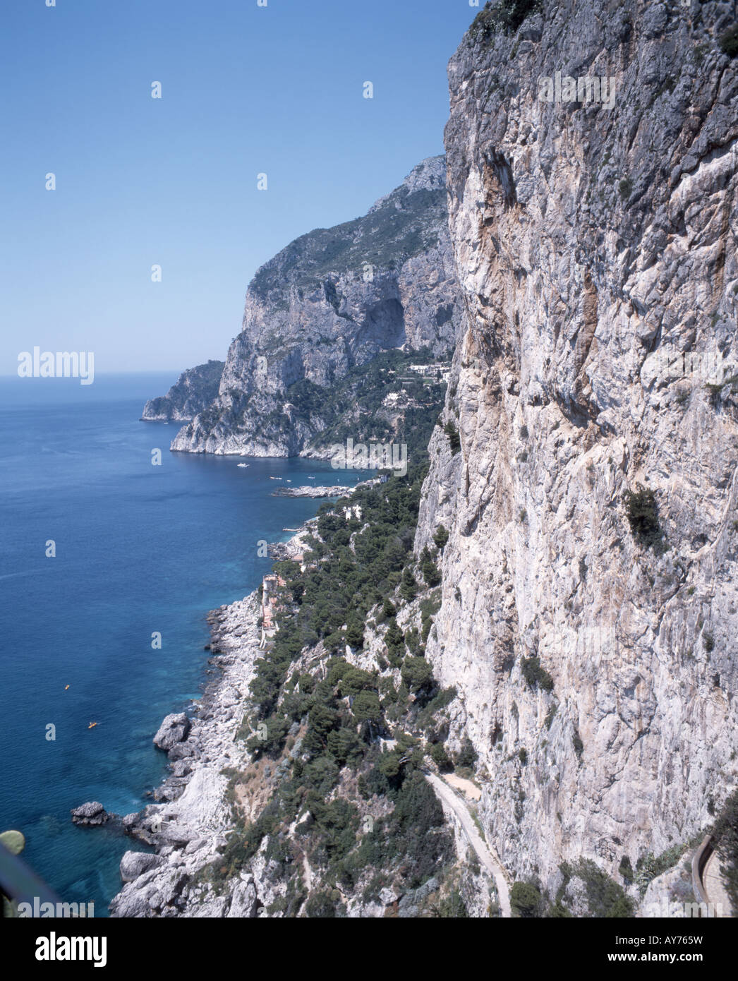 Les falaises côtières, à l'île de Capri, Domaine des Alysses, Italie Banque D'Images