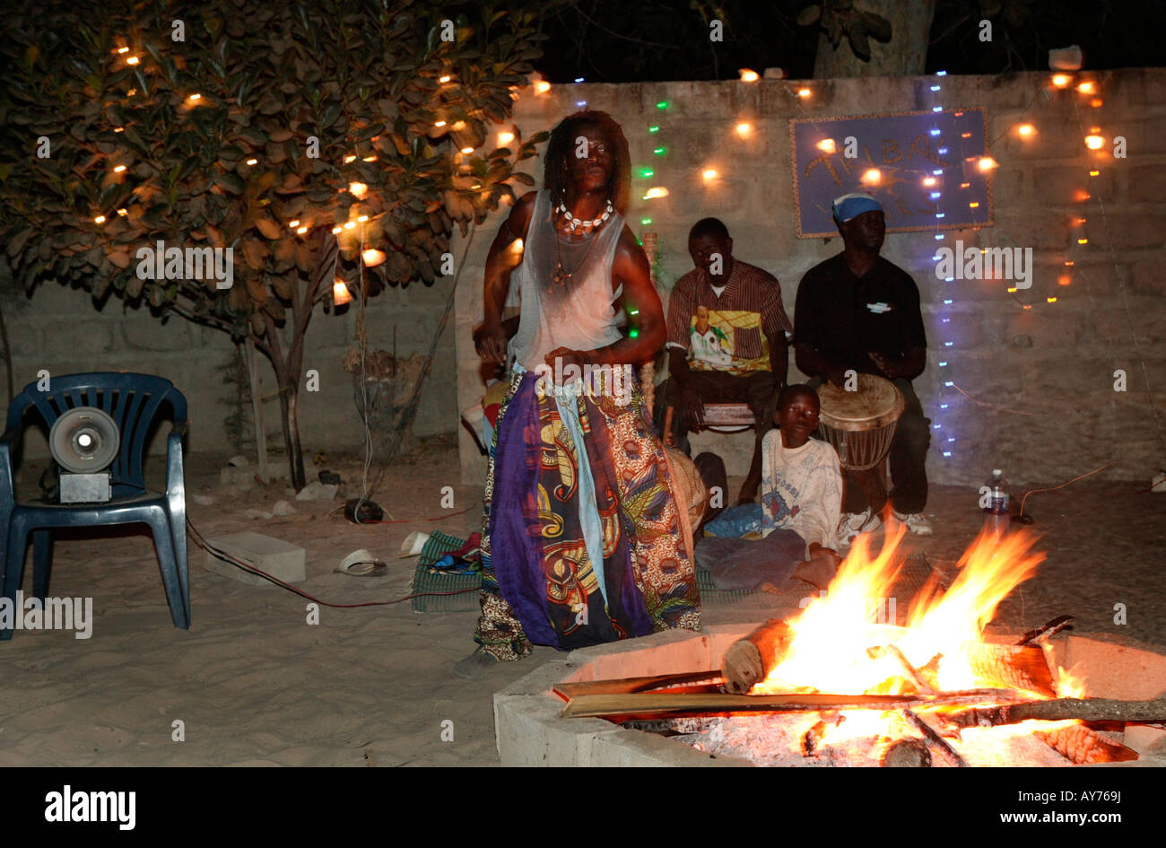 Danse interprète la Gambie incendie toute l'Afrique de l'Ouest Banque D'Images