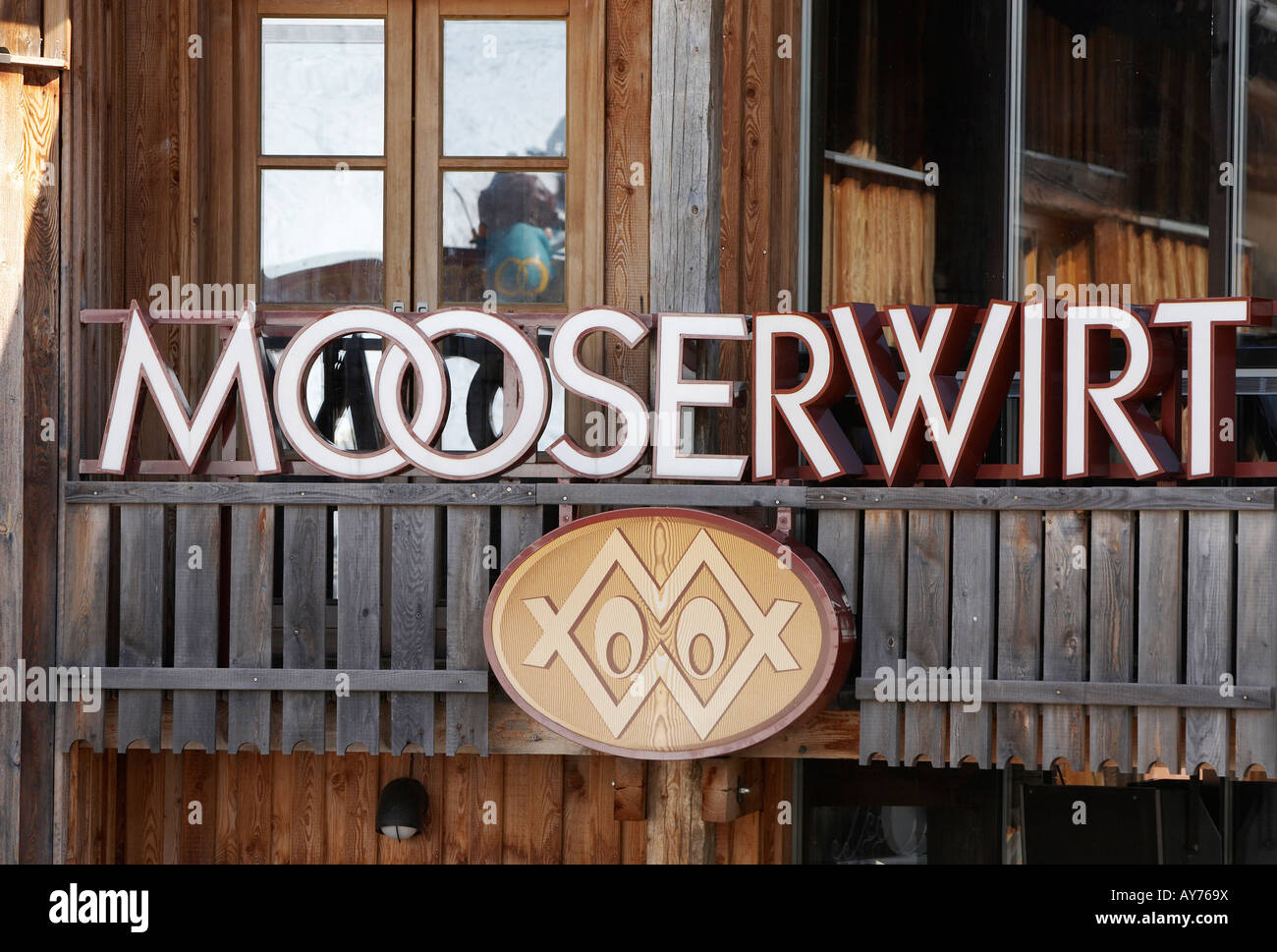 L'Moosbar, un bar très populaire, dans les Alpes autrichiennes. Banque D'Images