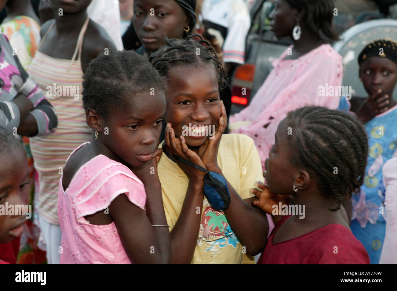 Smiling African children au Kartong festival l'Afrique de l'Ouest Gambie Banque D'Images