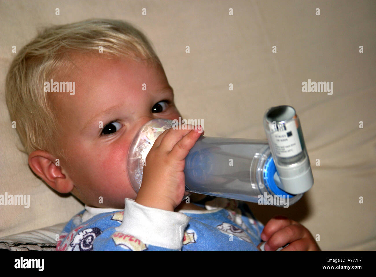Petit garçon de prendre des médicaments pour des problèmes respiratoires allergies Asthme etc Banque D'Images