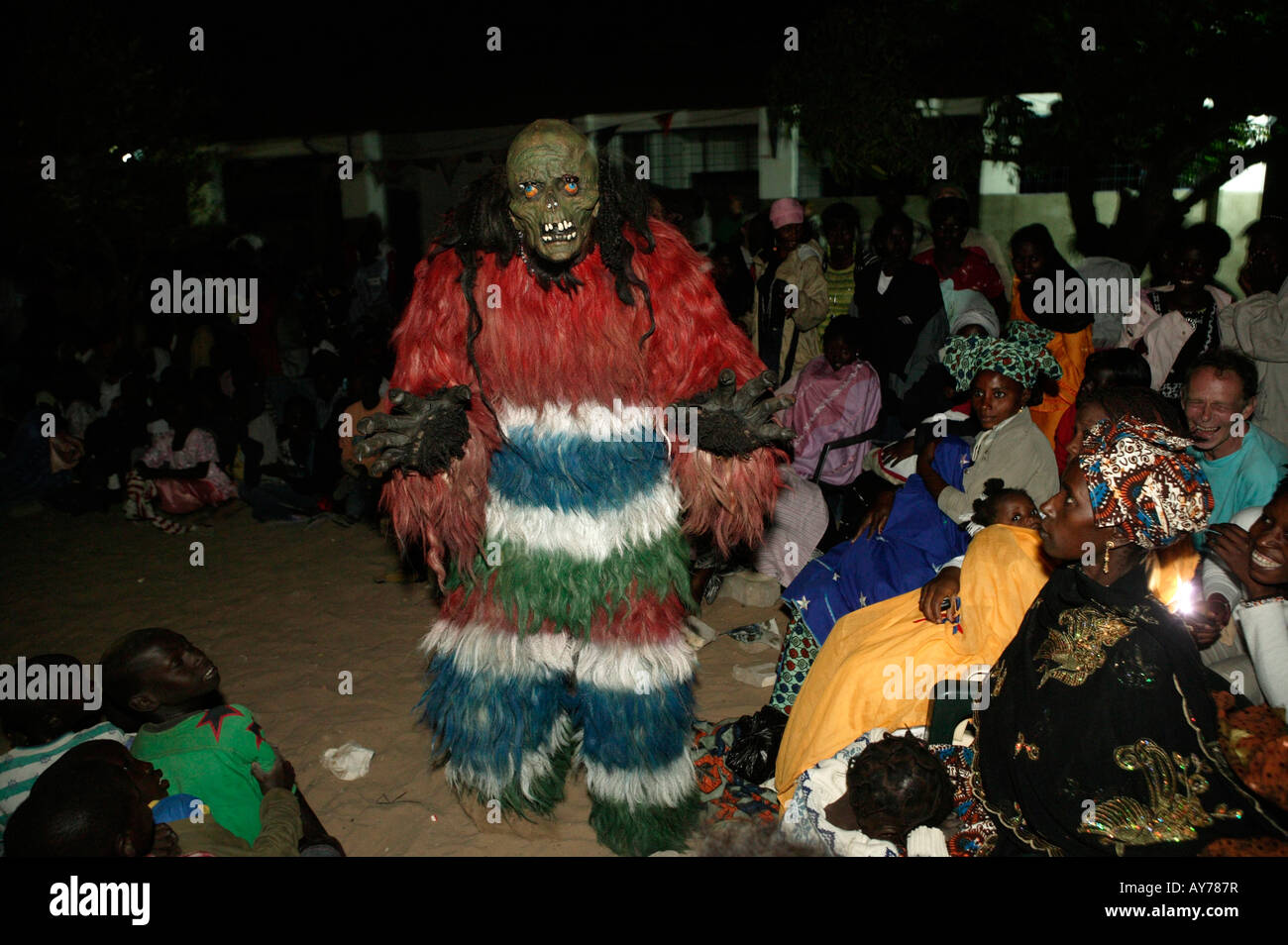 Avec l'interprète, le masque de diable Kartong Festival Le Gambie Banque D'Images