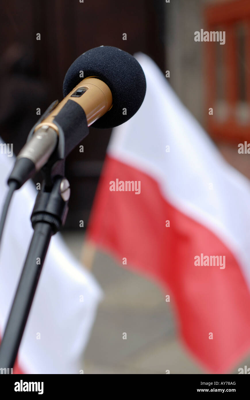 Microphone devant le drapeau national polonais Banque D'Images