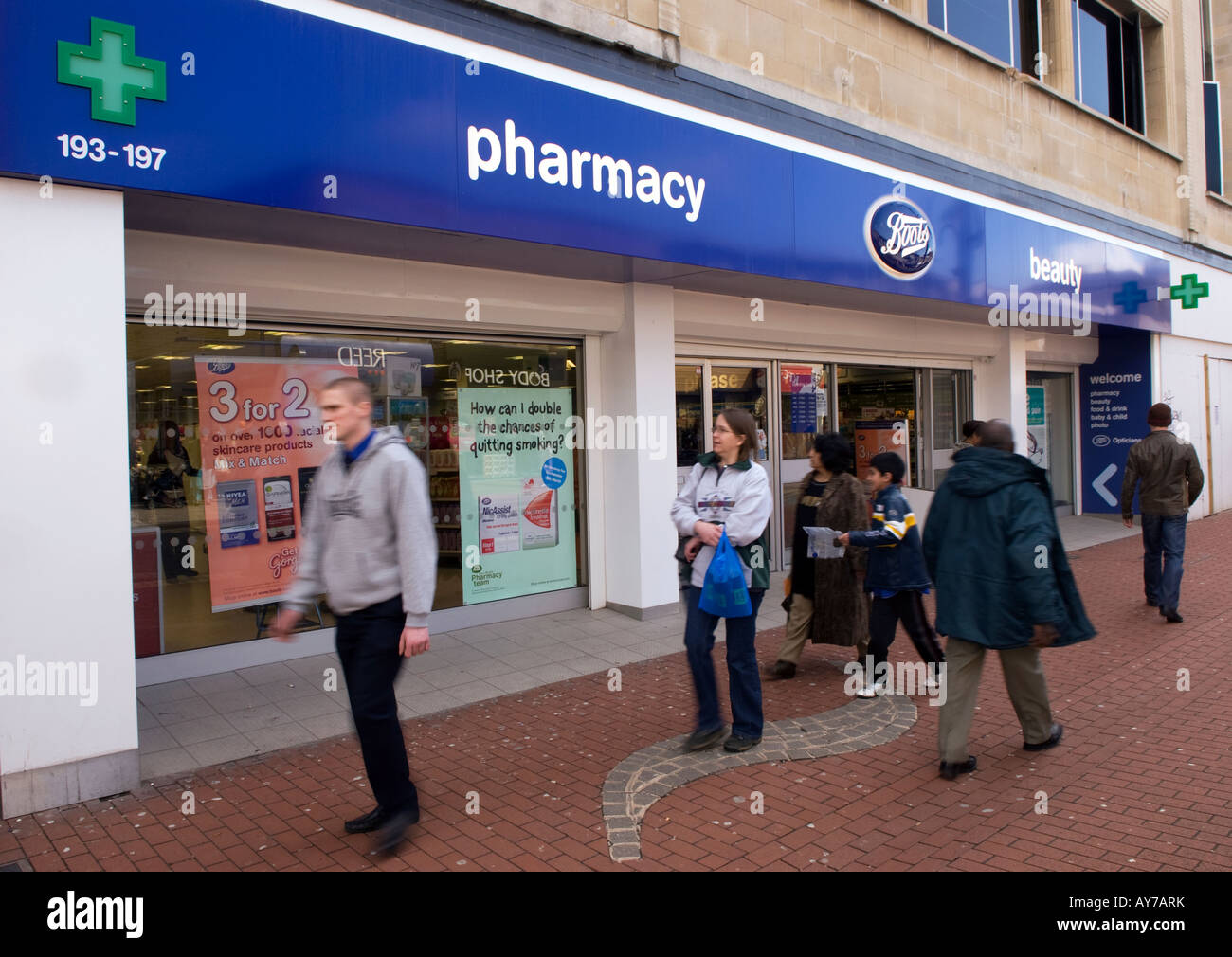 Boots the Chemist High Street, Hounslow, Middlesex, Royaume-Uni Banque D'Images