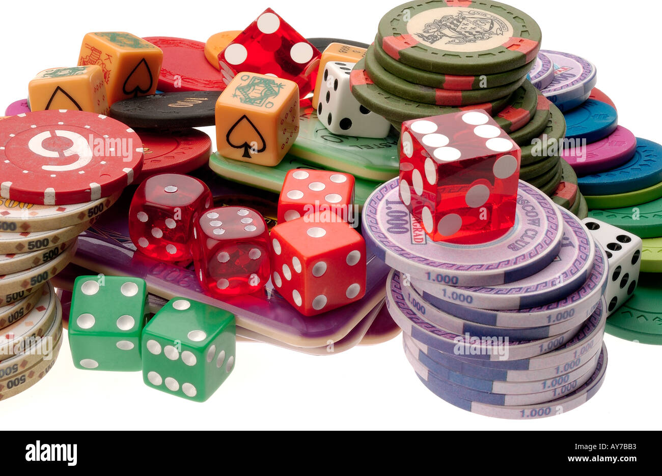 Jeu de dés de poker jetons et les dés sur perspex blanc Banque D'Images