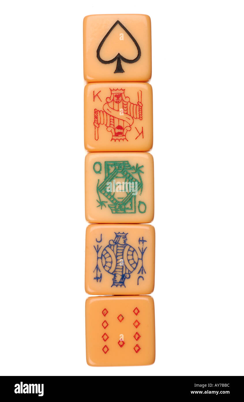 Dés de poker dans une rangée sur blanc Banque D'Images