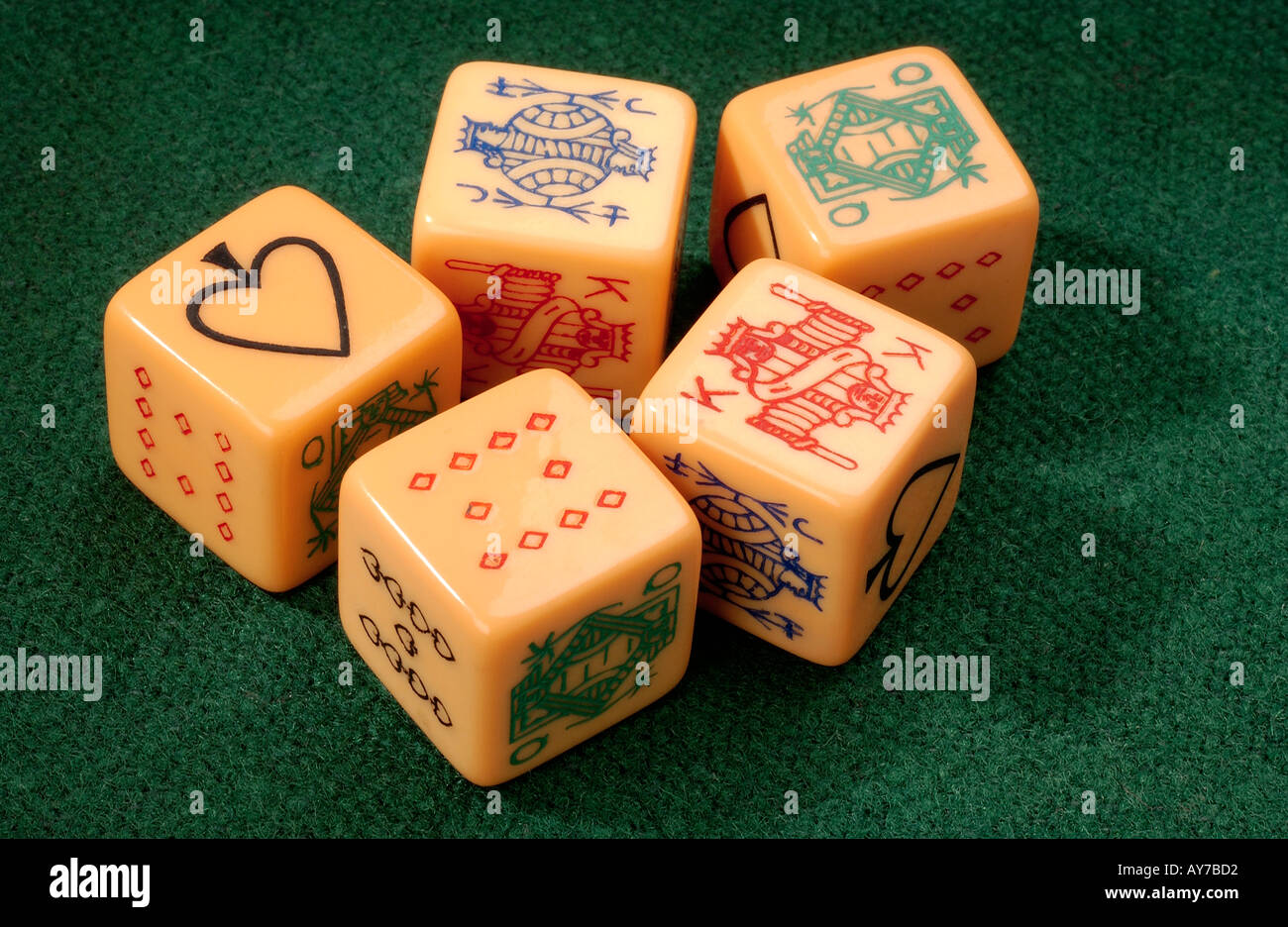 Dés de poker sur feutrine verte Banque D'Images