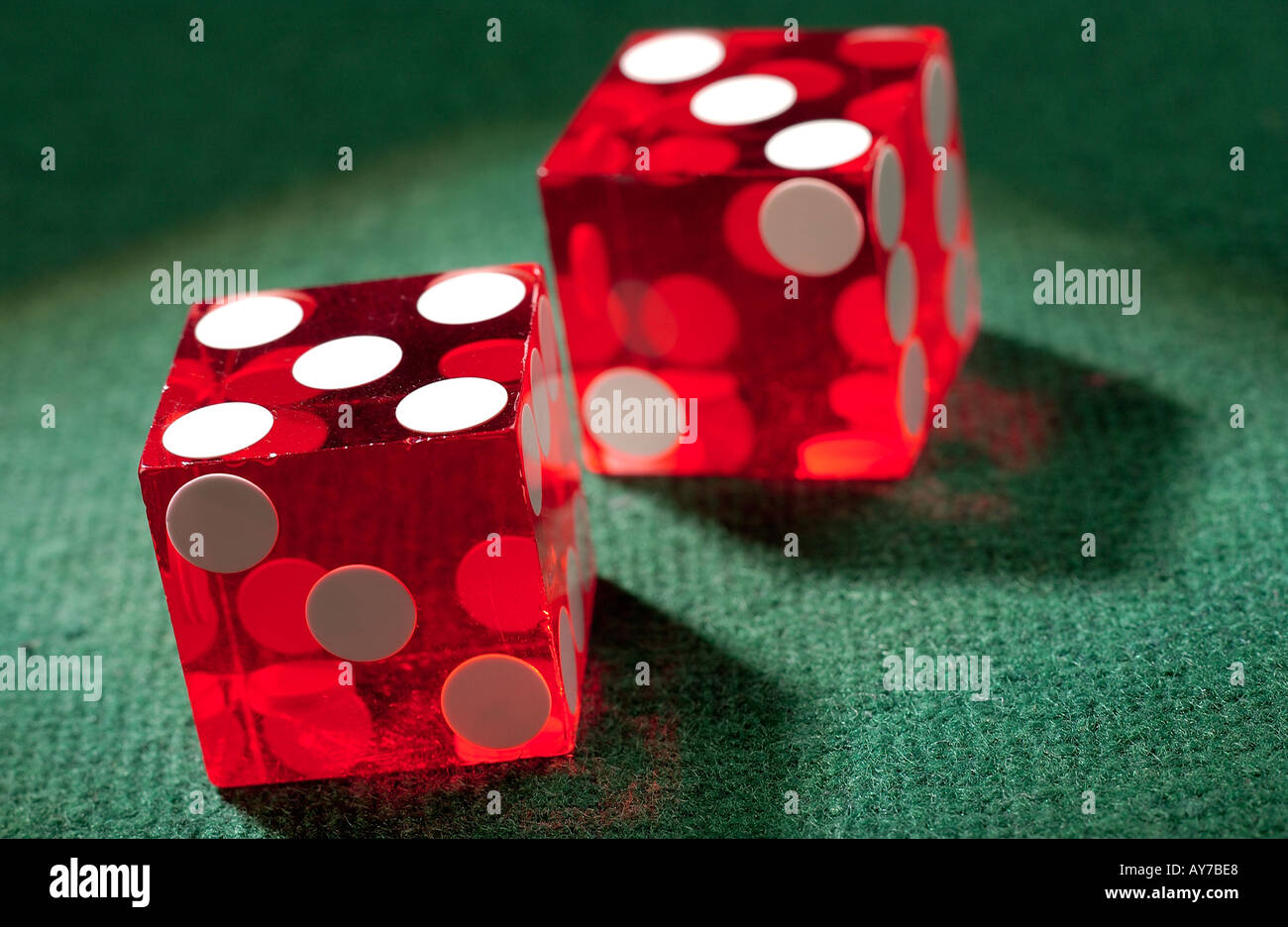 Jeu de dés rouge feutrine verte Banque D'Images