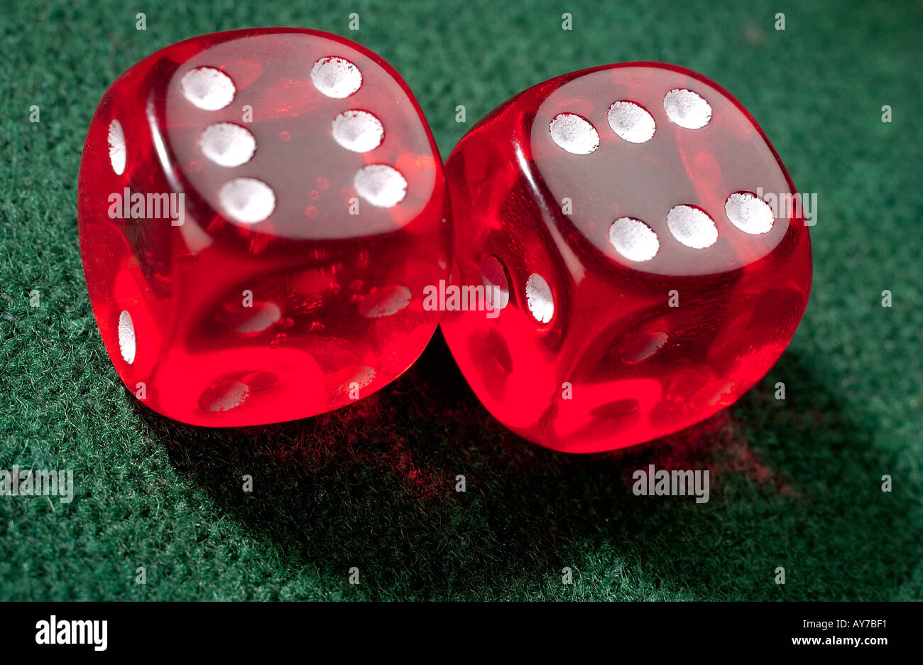 Red dice sur feutrine verte Banque D'Images