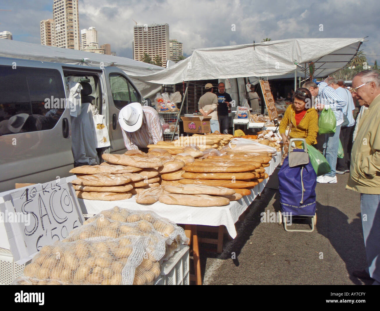 Blocage du pain dans le marché du dimanche à Benidorm. Banque D'Images