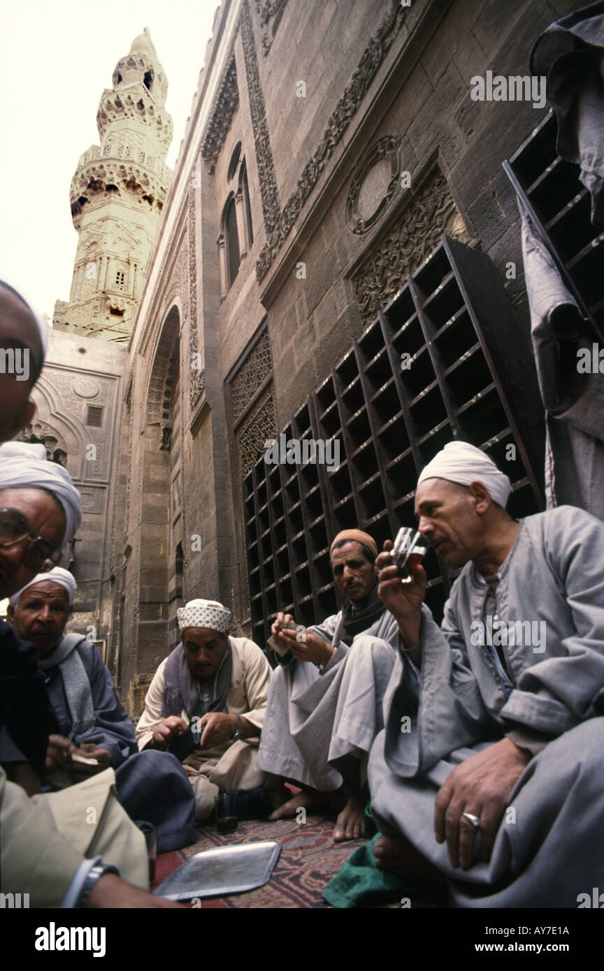Egyptiens boire le thé dans la mosquée Al Ahzar Caire Egypte Banque D'Images