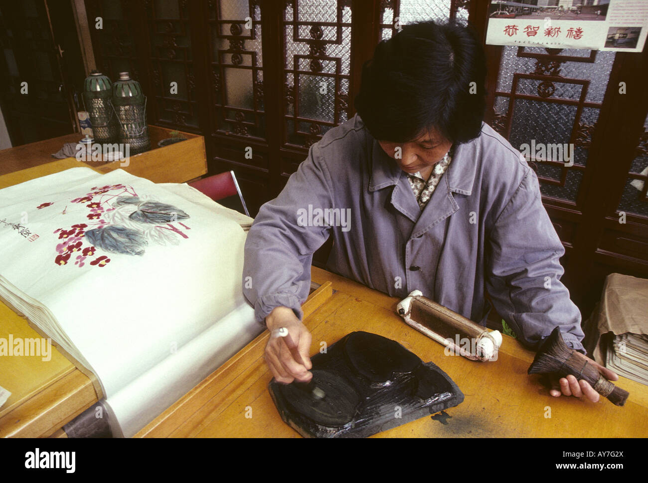 L'encrage d'une cale en bois pour faire la reproduction de Qi Baishi peinture dans célèbre Rong Bao Zhai atelier à Beijing, Liu Li Chang Banque D'Images