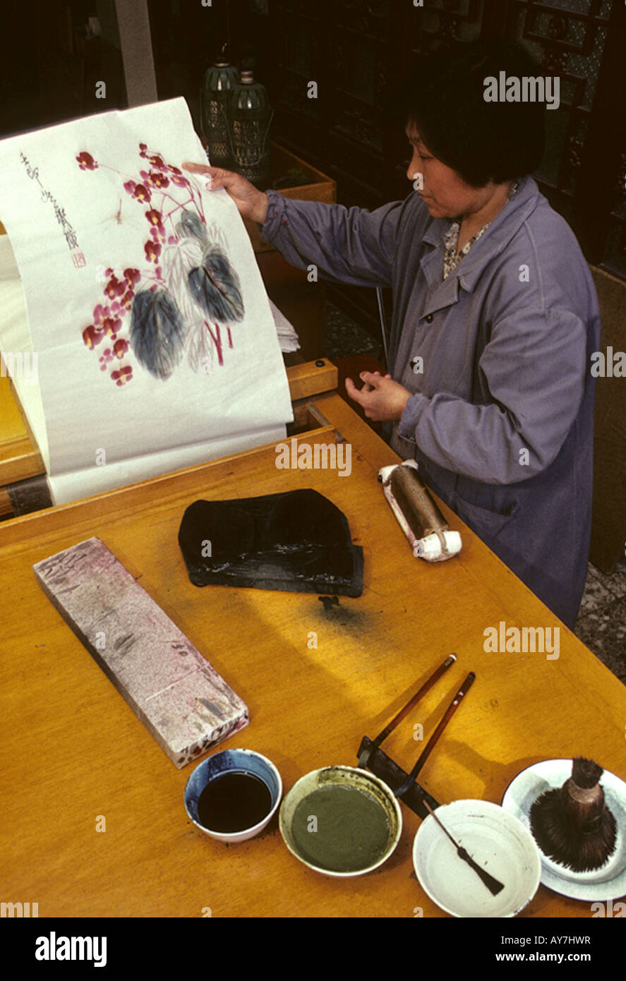 L'encrage d'une cale en bois pour faire la reproduction de Qi Baishi peinture dans célèbre Rong Bao Zhai atelier à Beijing, Liu Li Chang Banque D'Images