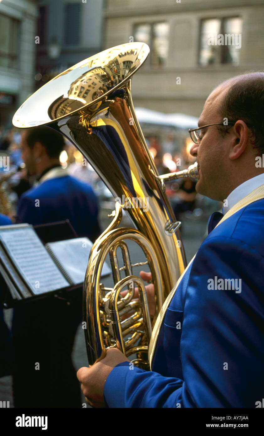 Jouer fanfare brass Tuba, Zurich, Suisse Banque D'Images