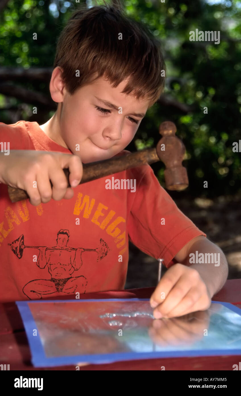 De l'élaboration de punch-étain l'art est une activité favorite pour les jeunes artistes, à Fine Art Jours de Lincoln, Nouveau Mexique. Banque D'Images