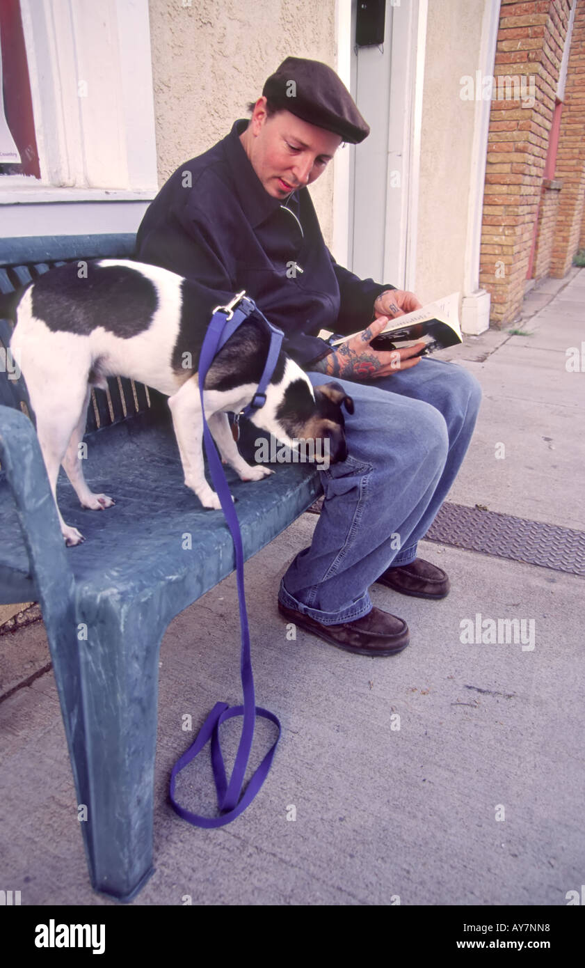 M. Wayne Gornto 711 et son chien Tex vous détendre sur un banc, donnant sur la Plaza de Las Vegas, Nouveau Mexique. Banque D'Images
