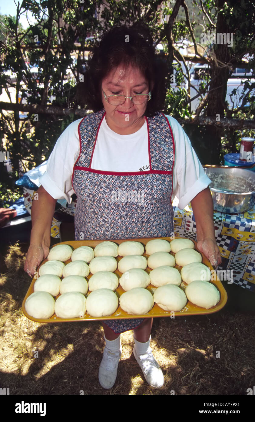 Apache Mescalero woman wearing apron, prépare la pâte sucrée-balls for Indian fry pain, dans le Nouveau Mexique, Mescalero. Banque D'Images
