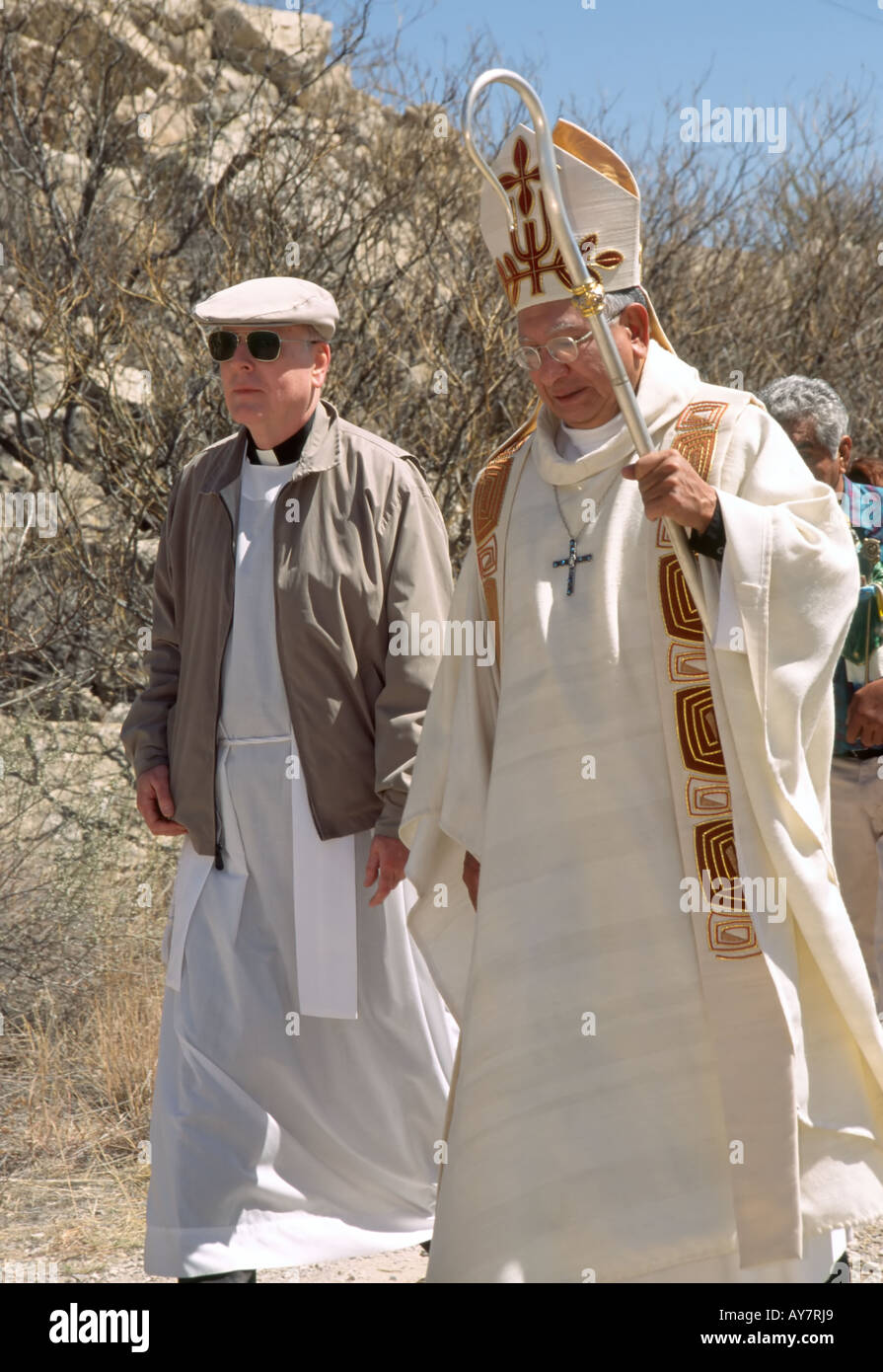 Le prêtre de la paroisse et l'Évêque Ricardo Ramirez sur la Saint Patrick's Day, pèlerinage à San Patricio, Nouveau Mexique. Banque D'Images