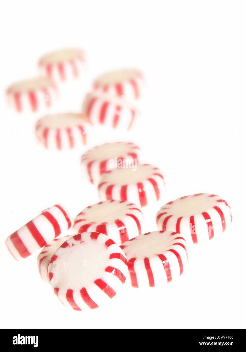 Le rouge et blanc à rayures peppermint candies. Banque D'Images