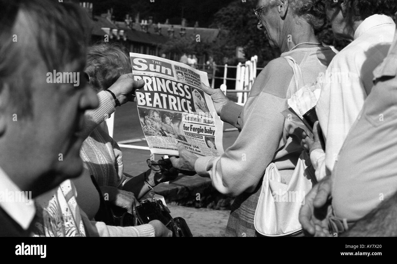 Les gens qui lisent le journal du jour, le soleil, le jour où le prince Andrew et Sarah Ferguson a été nommé la première fille Beatric Banque D'Images