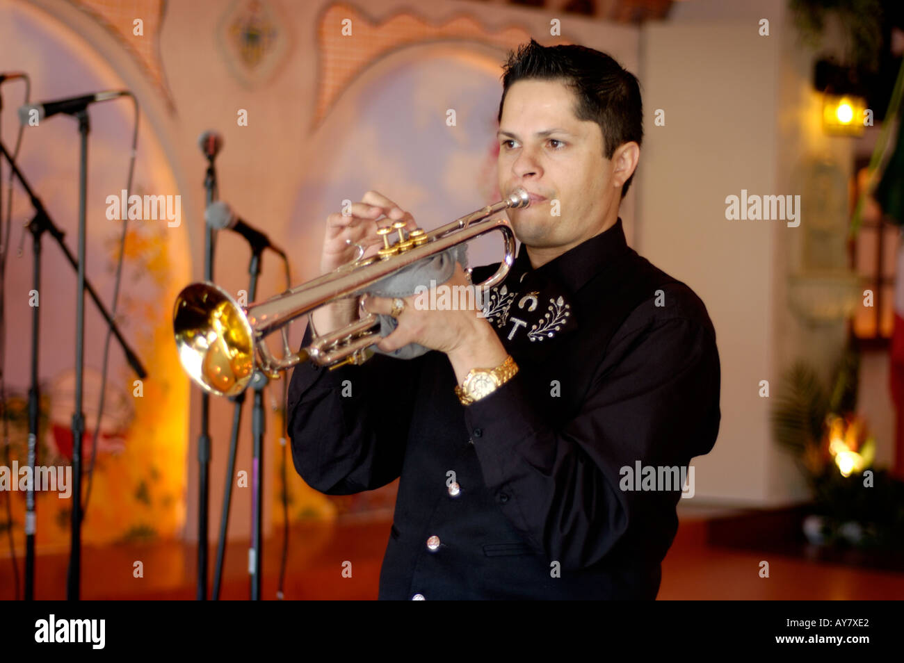 Musicien à jouer de la trompette à Mexican mariachi band Photo Stock - Alamy