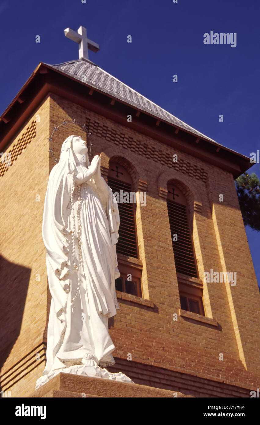Tôt le matin, vue sur San Albino church, située sur l'historique plaza de La Mesilla, Nouveau Mexique. Banque D'Images