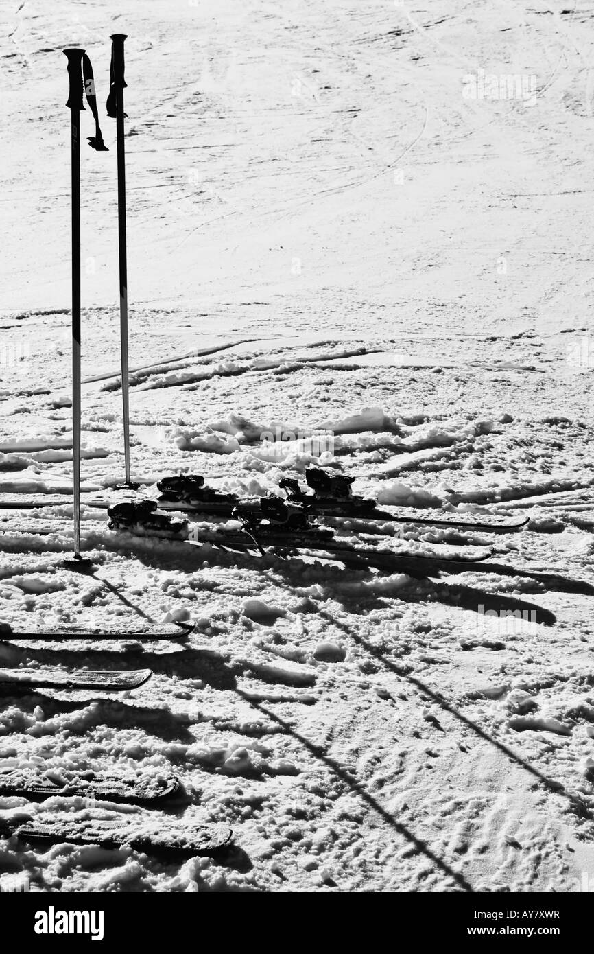 Skis et bâtons coincé dans la neige Banque D'Images