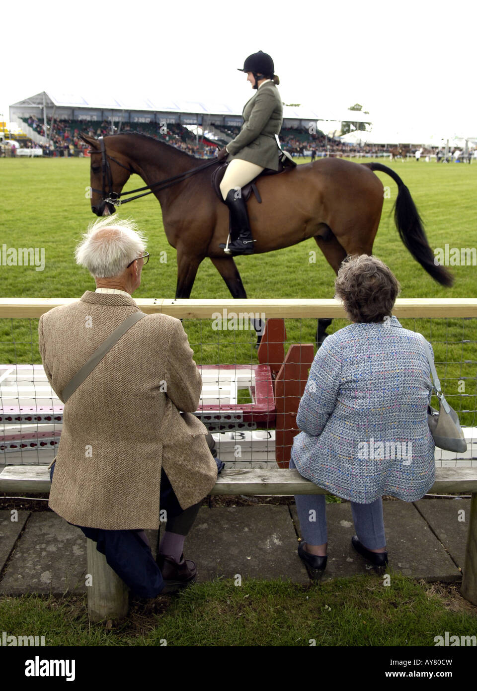 Événement équestre au Royal Highland Show Edinburgh couple watching horse show jumping Banque D'Images