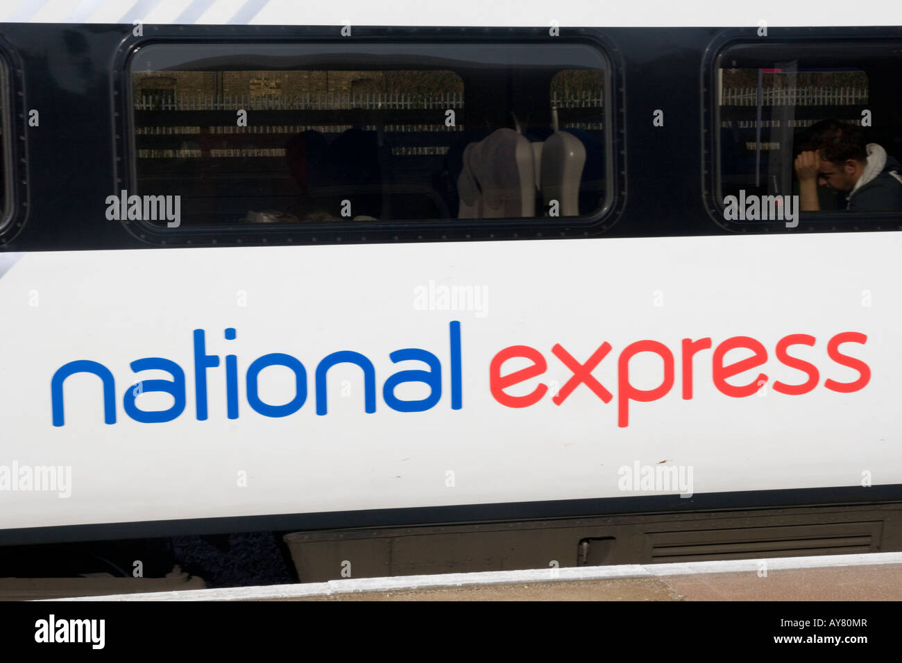 Logo National Express sur le côté du wagon de chemin de fer inter city Banque D'Images