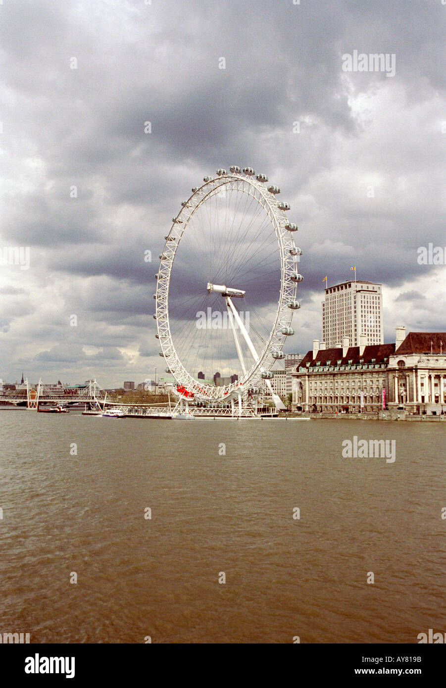 Le London Eye à partir de Westminster Bridge Banque D'Images
