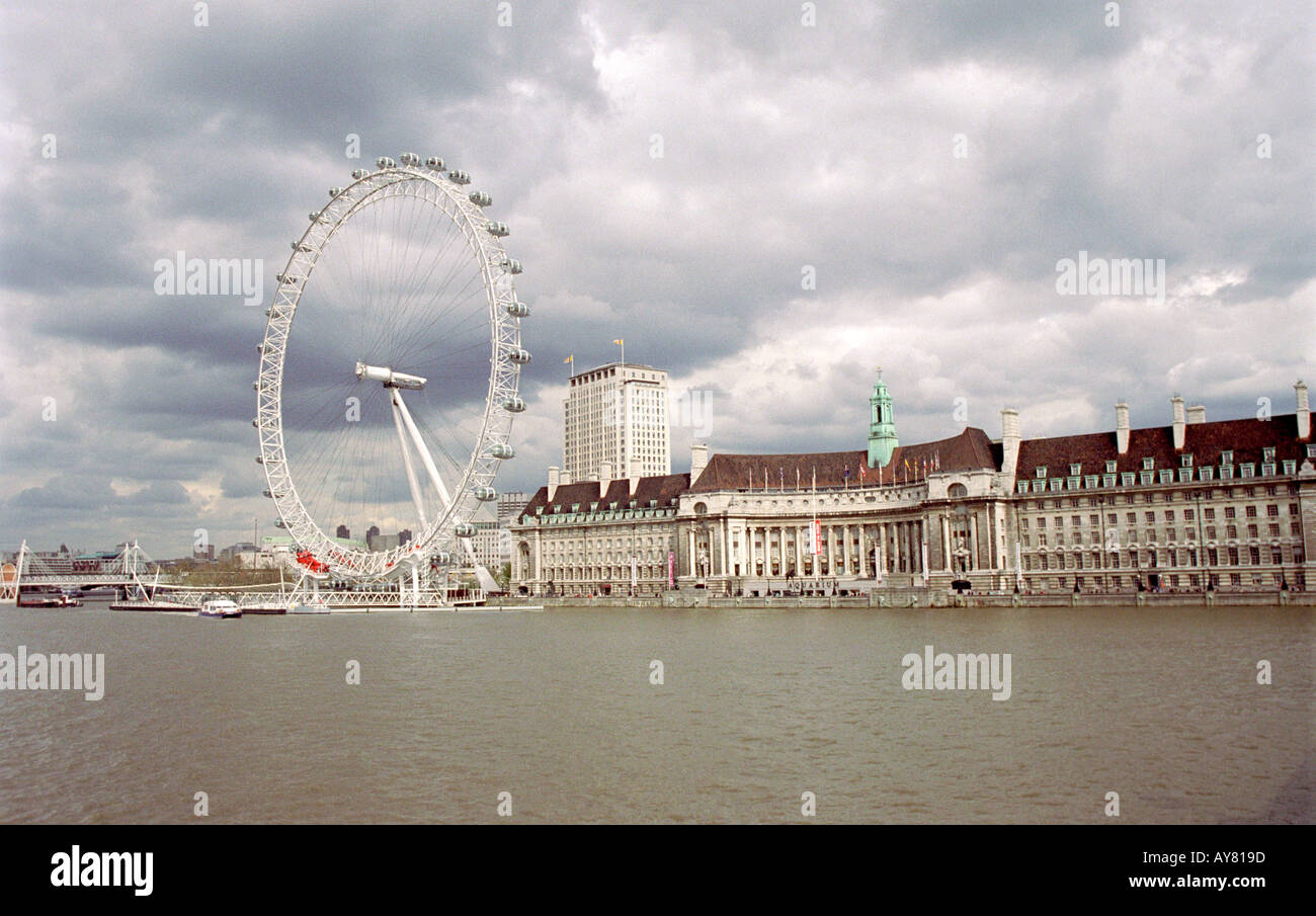 Le London Eye à partir de Westminster Bridge Banque D'Images