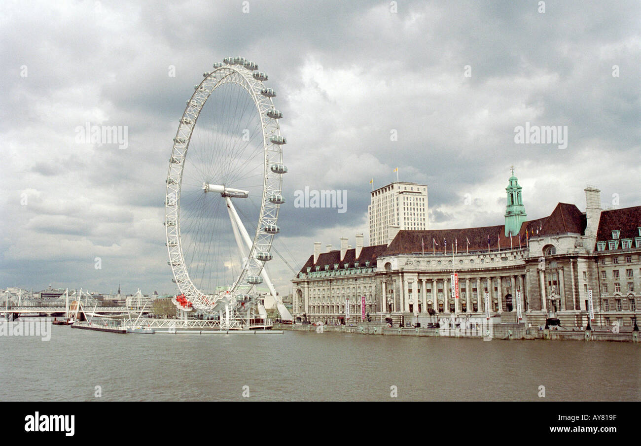 Le London Eye à partir de Westminster Bridge Banque D'Images