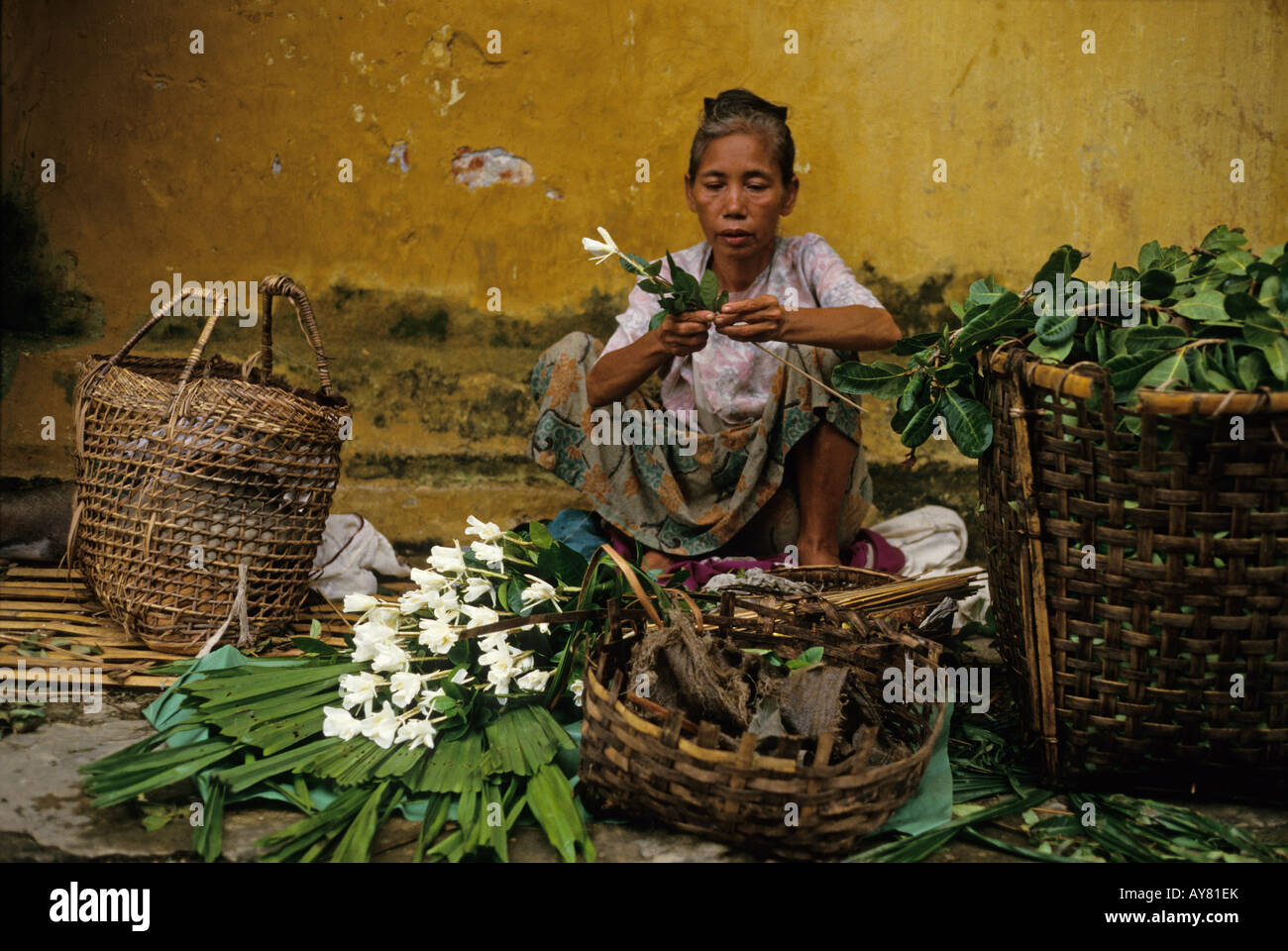 Femme vendant des fleurs sur un marché à Rangoon, Myanmar / Birmanie. Banque D'Images