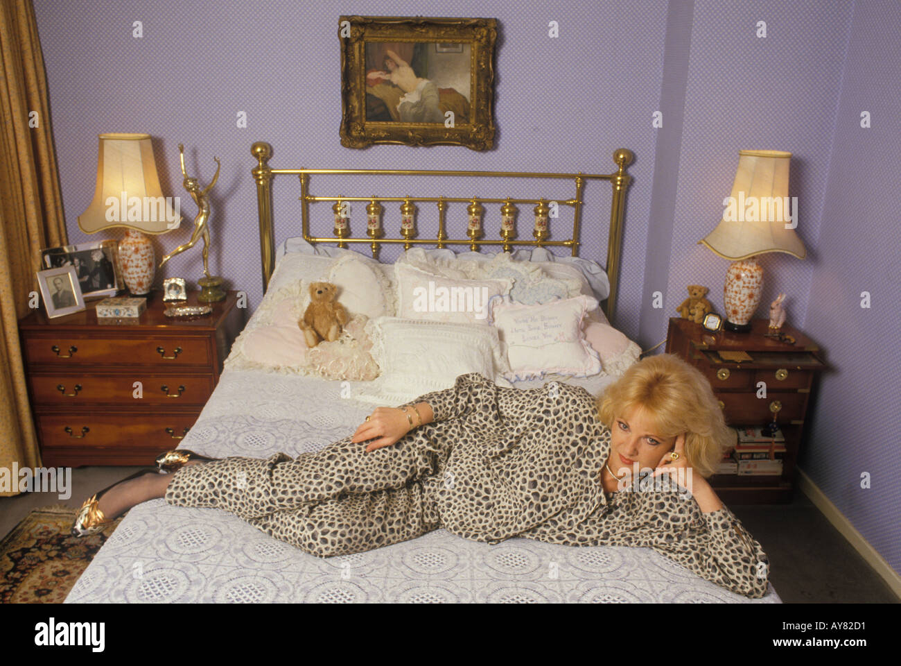 Mandy Rice Davies portrait dans sa chambre à coucher des années 1990, Londres accueil UK HOMER SYKES Banque D'Images