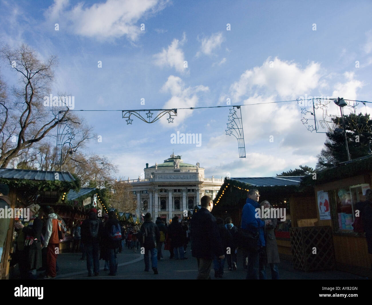Marché de Noël à l'hôtel de parc avec le théâtre d'Hofburg derrière, Vienne, Autriche Banque D'Images