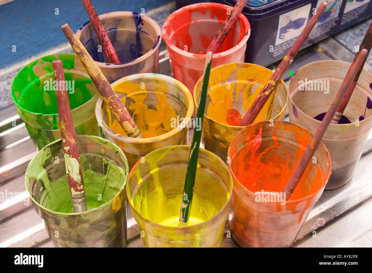 L'école maternelle l'éducation dans des pots de peinture de couleur