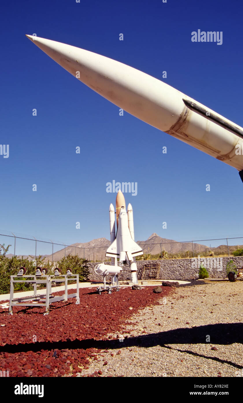 Une réplique de la navette spatiale Challenger, et des roquettes sont exposés au Musée de l'espace des murales Inc. à Las Cruces, Nouveau Mexique. Banque D'Images